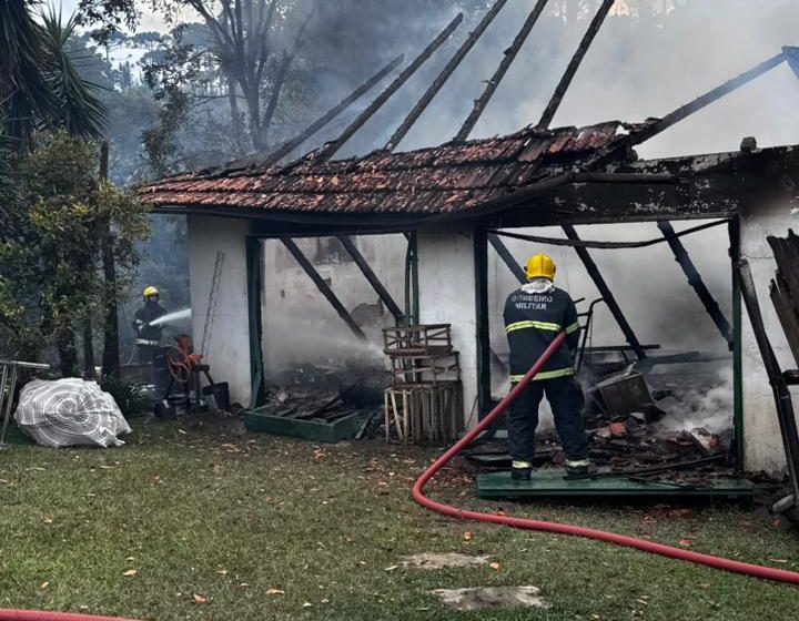  Incêndio destrói residência usada como depósito no interior de Rio Negrinho