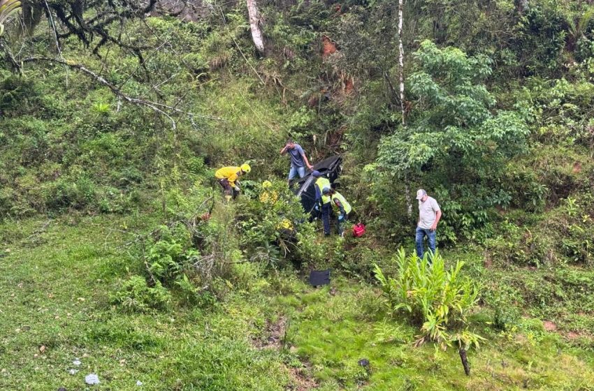  Mulher fica ferida após veículo cair em ribanceira