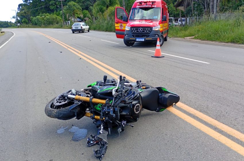 Motoca fica ferido em colisão frontal