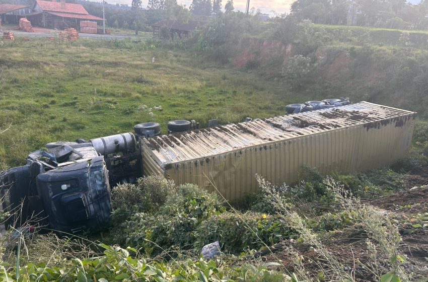  Motorista fica ferido após saída de pista na SC-477 em Major Vieira