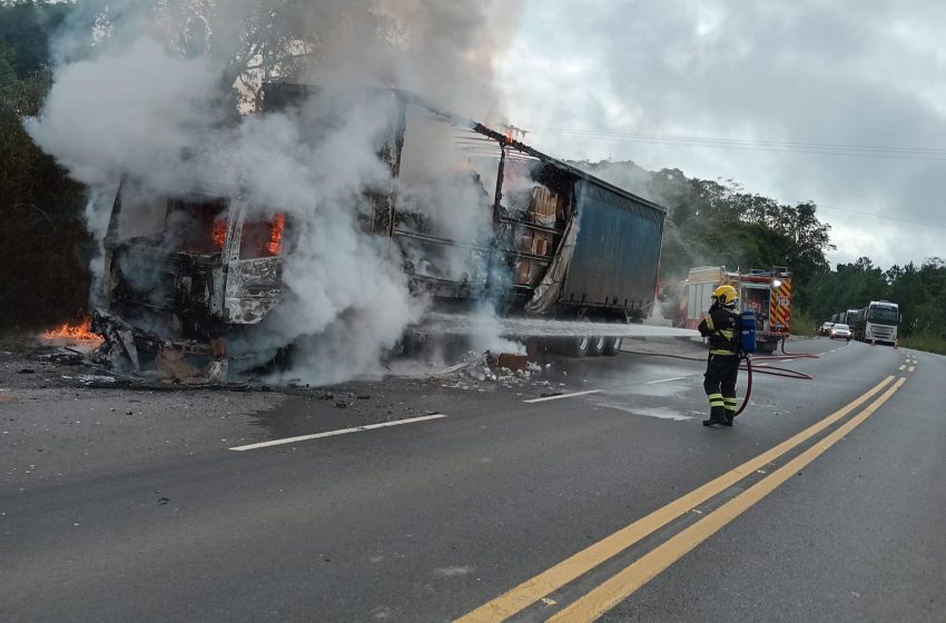  Carreta pega fogo na BR-280