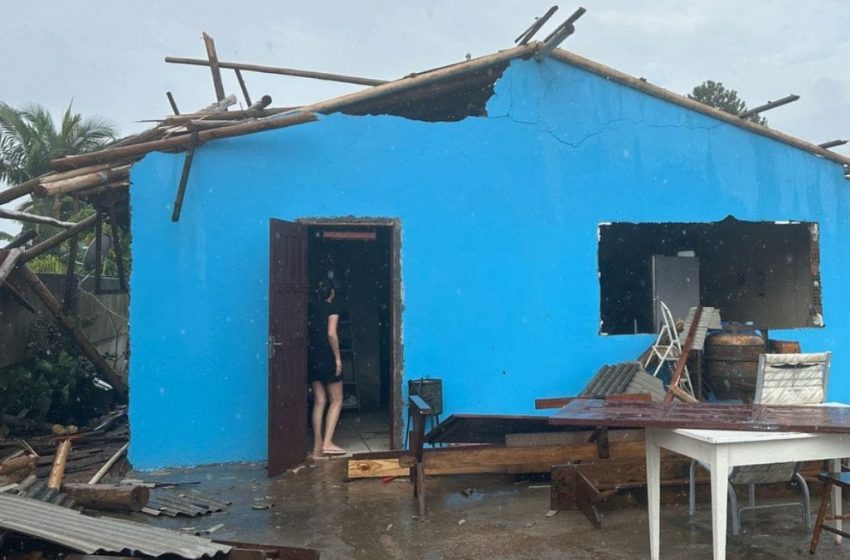  Temporal causa estragos em cidade do Alto Vale do Itajaí