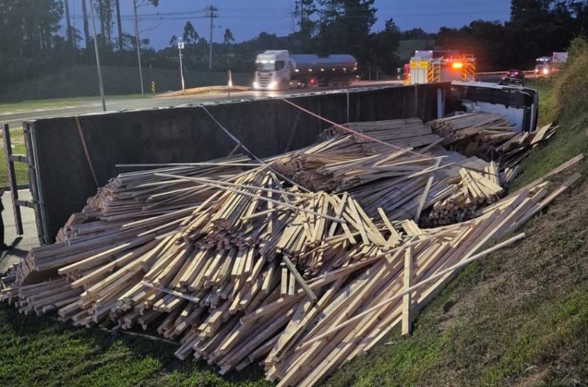  Caminhão tomba na BR-116 em Mafra