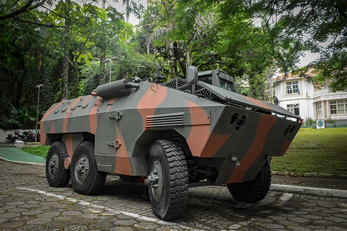  Polícia Militar de SC coloca blindado Urutu em operação em Joinville