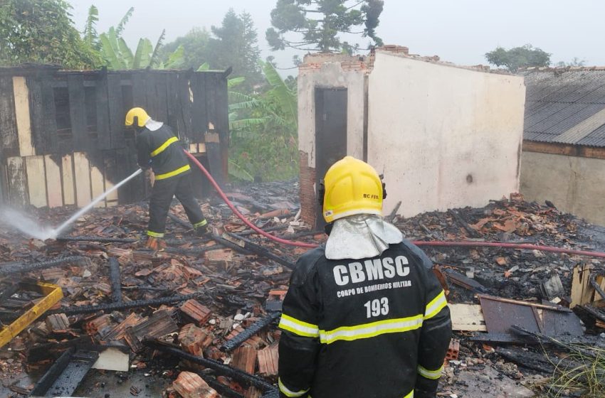  Incêndio destrói residência no bairro Serra Alta