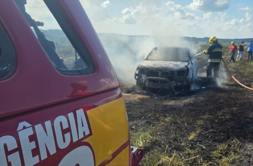  Fogo destrói veículo em Mafra