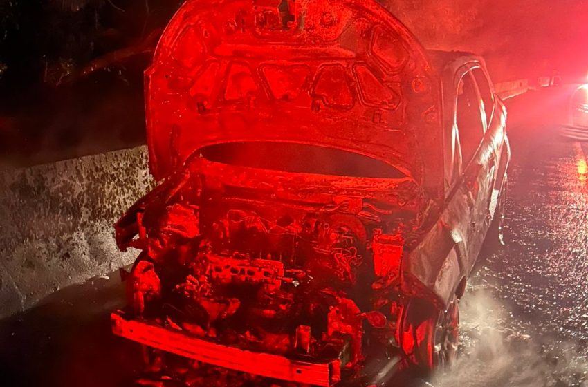  Carro é destruído por incêndio na BR-101