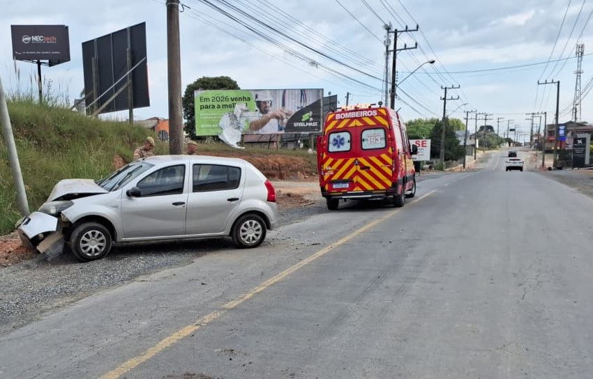  Veículo bate em poste e condutora é encaminhada à UPA