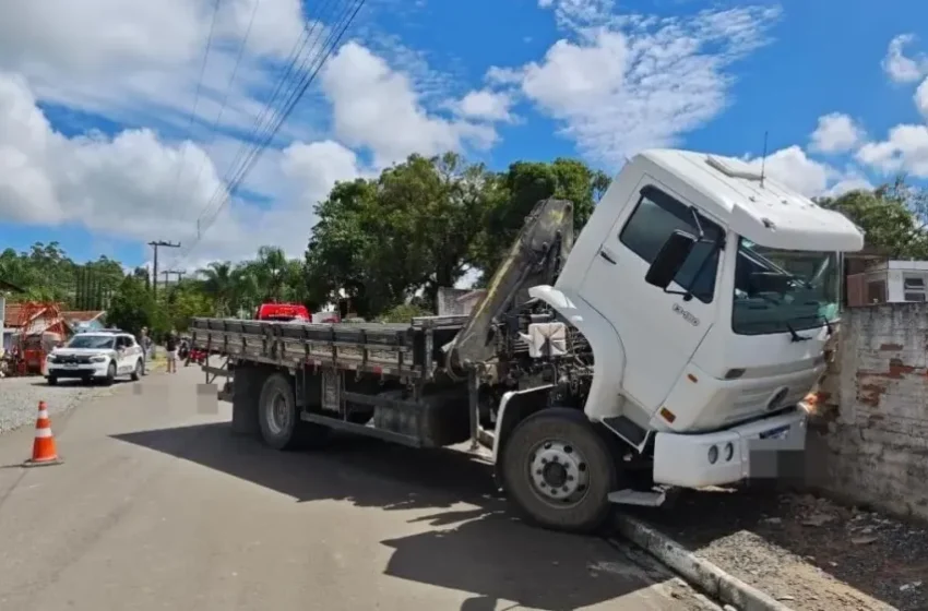  Motorista morre após ser atropelado pelo próprio caminhão no Alto Vale do Itajaí