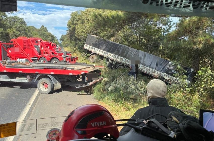  Colisão frontal entre caminhão e carro deixa um morto na BR-280