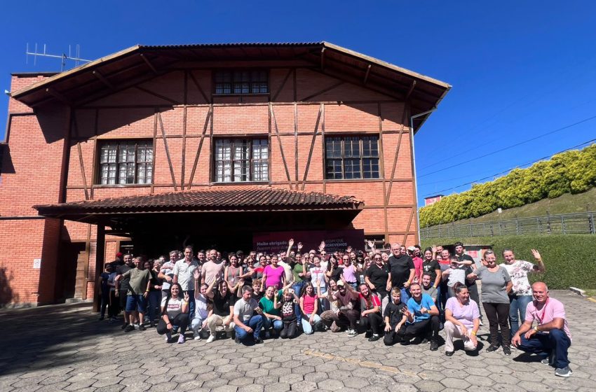 Visita guiada aproxima colaboradores e familiares da história da Condor