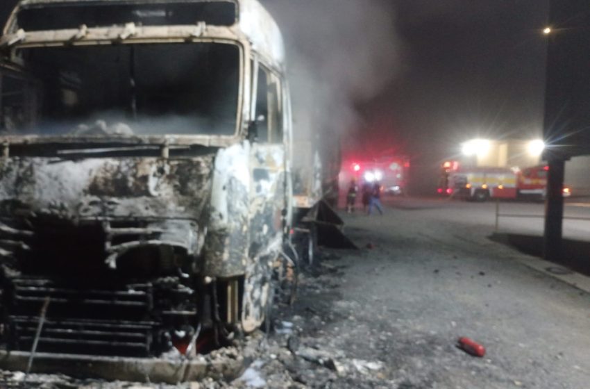  Incêndio atinge carretas e deixa um ferido em Rio Negrinho