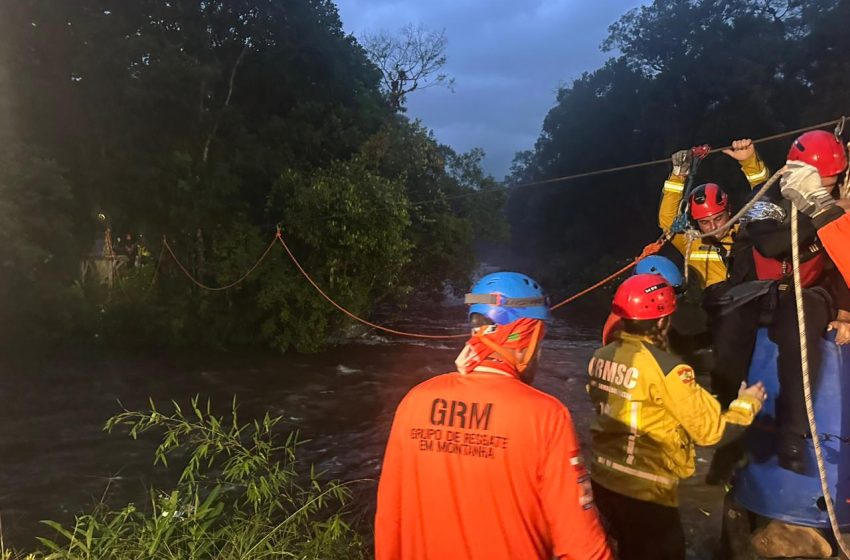  Grupo é resgatado após ficar ilhado por cheia de rio no Monte Crista, em Garuva