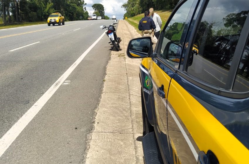  Motociclista é flagrado em manobra perigosa em Mafra