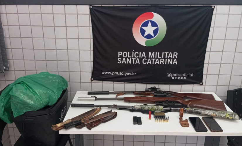  PM prende dois homens com armas irregulares e carne de caça