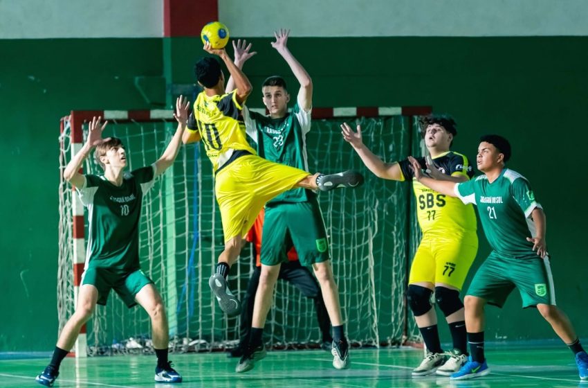  Handebol  recebe materiais com recursos do FIA