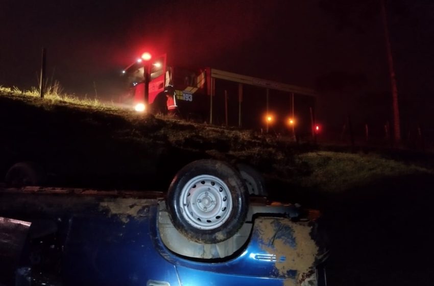  Saída de pista seguida de capotamento na madrugada