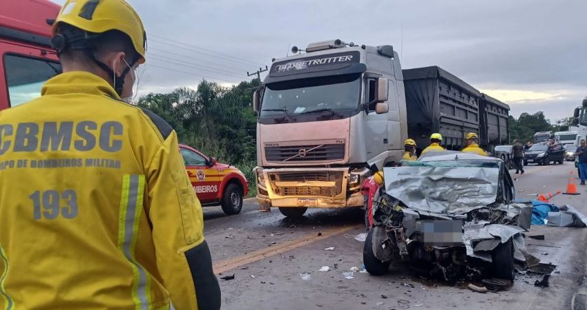  Duas pessoas morrem em colisão frontal na BR-280