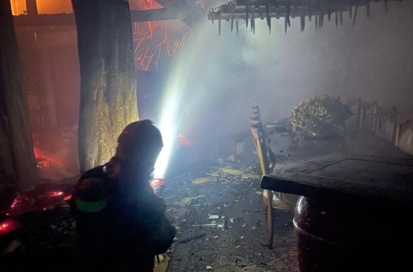  Incêndio em residência mobiliza bombeiros