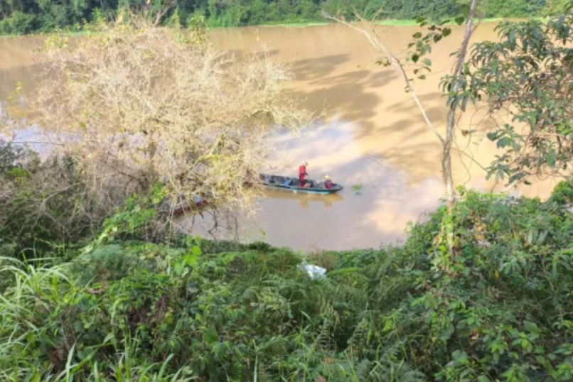  Veículo cai em rio e duas pessoas morrem no Alto Vale do Itajaí