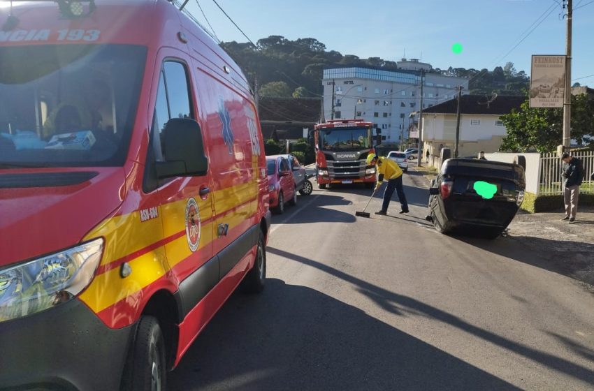  Motorista é encaminhada à UPA após capotamento