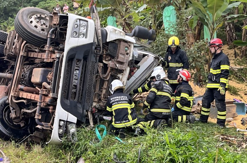  Homem fica preso às ferragens em acidente na BR – 280