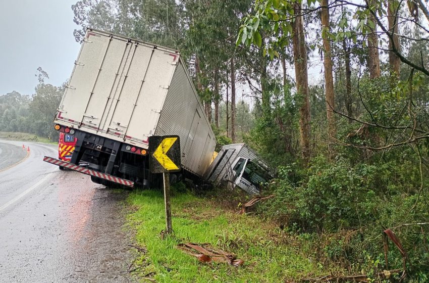  Dois caminhões saem da pista na BR-280