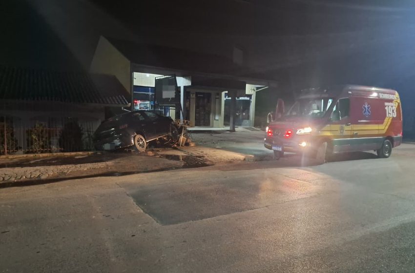  Carro bate em muro na madrugada