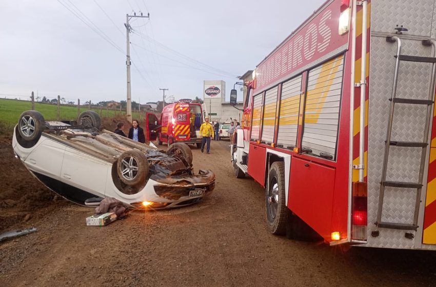  Idosa é conduzida ao pronto-socorro após capotamento de automóvel
