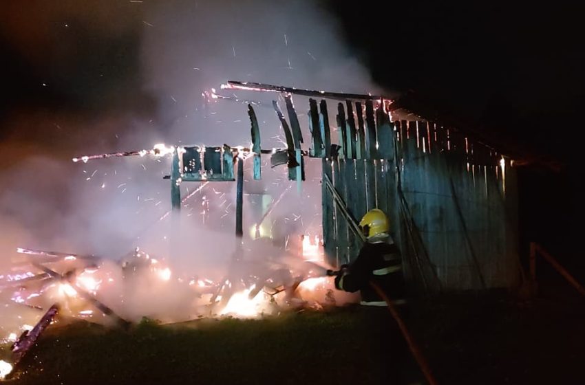  Incêndio atinge galpão de estufa de fumo em Bateias de Cima