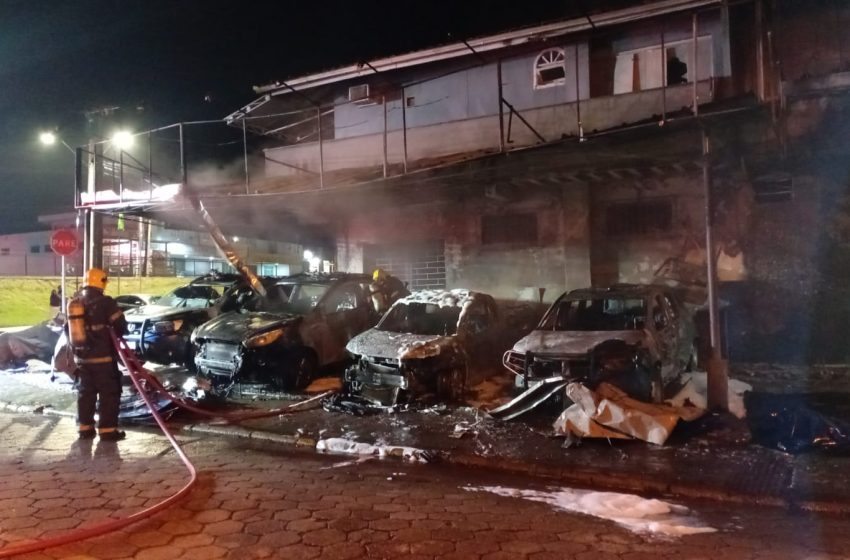  Incêndio destrói quatro veículos oficiais em Araquari