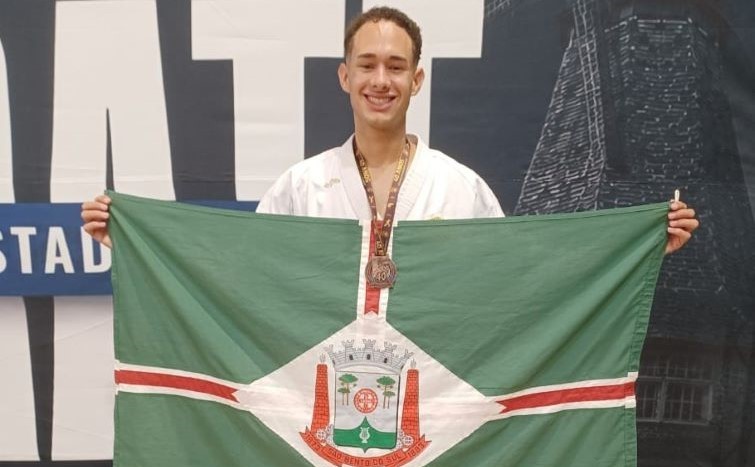  Karateca de São Bento do Sul conquista bronze no Estadual e disputa JUCs