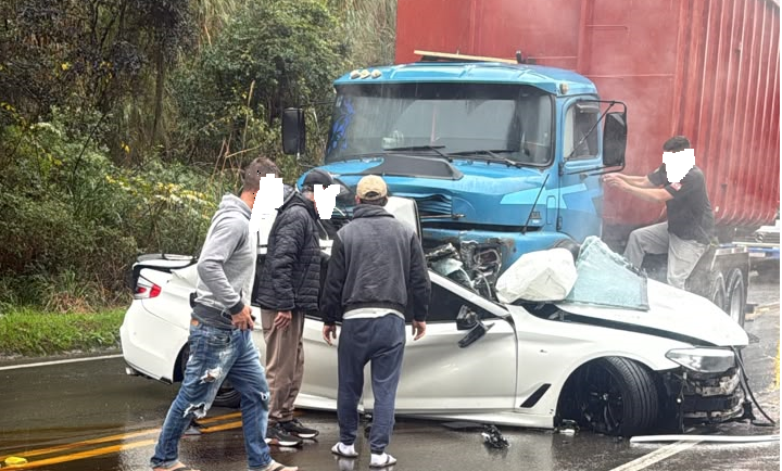  Motorista morre em acidente entre carro e caminhão na SC-418