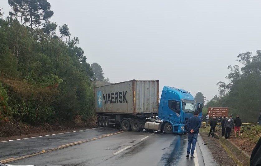  Acidente interdita SC-418, na Serra Dona Francisca, na tarde desta sexta-feira