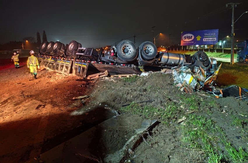  Motorista morre preso às ferragens após colisão entre caminhões na BR-101, em Araquari