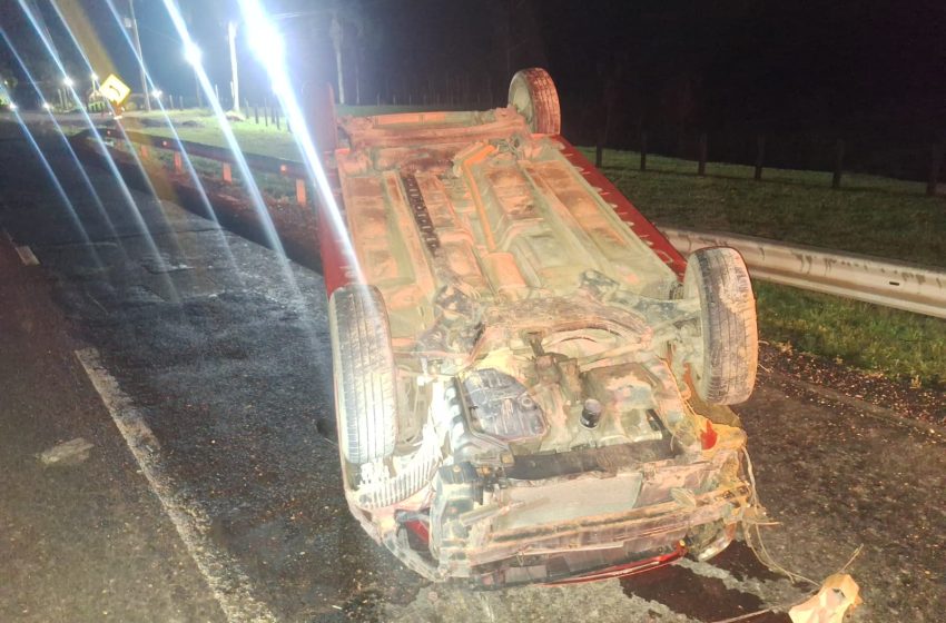  Mulher fica ferida após carro capotar na SC-418, em Campo Alegre
