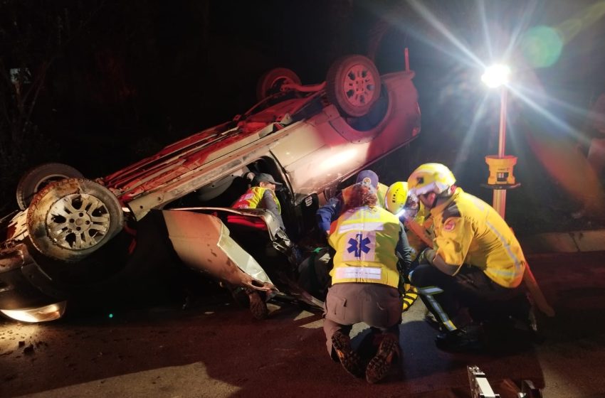  Motorista é resgatado após capotamento no bairro Centenário