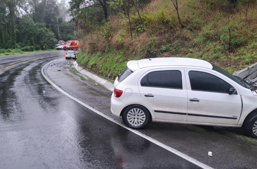  Colisão entre dois carros deixa homem ferido na BR-280