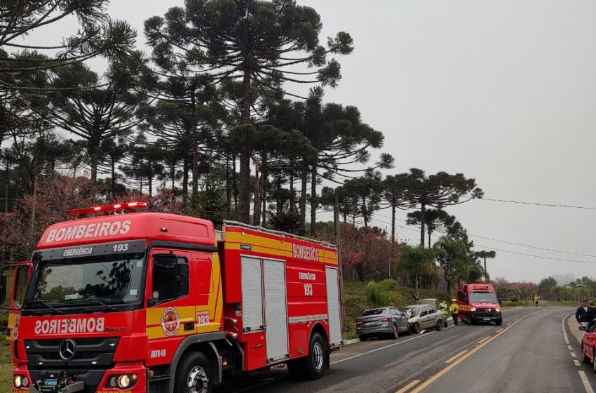  Dois carros colidem no Portal de Bateias de Baixo