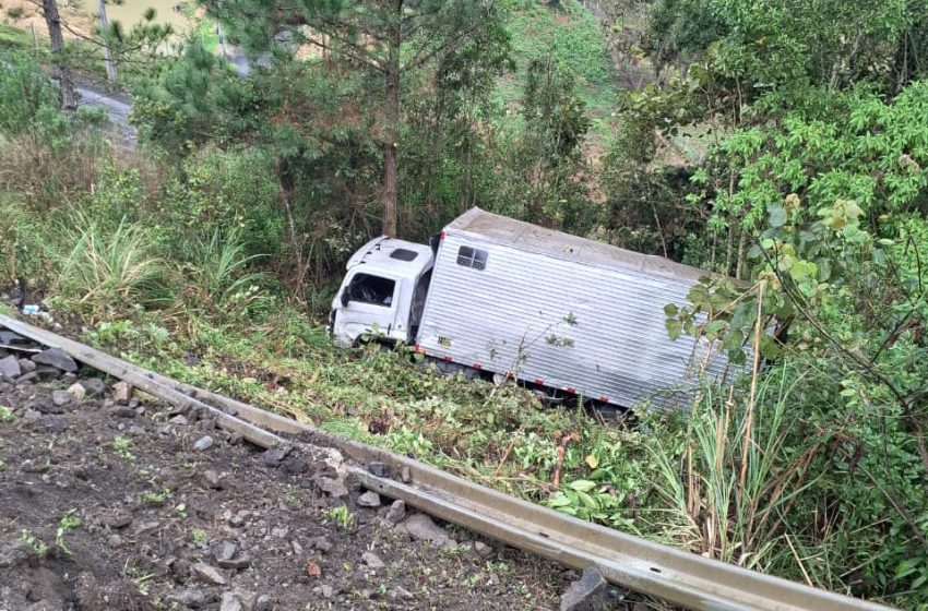  Homem fica ferido após saída de pista na BR-280, em São Bento do Sul